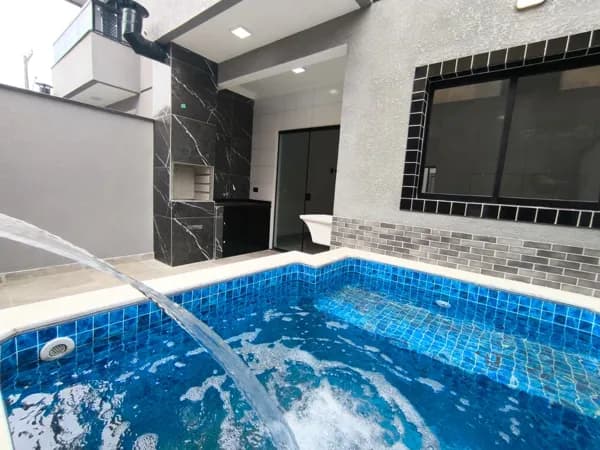 Condomínio residencial com 8 sobrados com piscinas individuais à 2 minutos do centro da cidade à venda em Itanhaém/SP.
