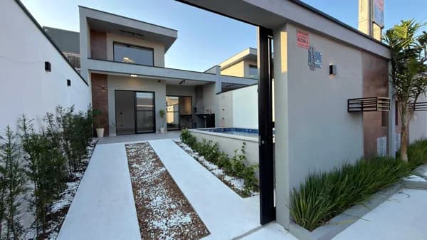 Casa lado praia com piscina em bairro residencial à venda em Itanhaém/SP.