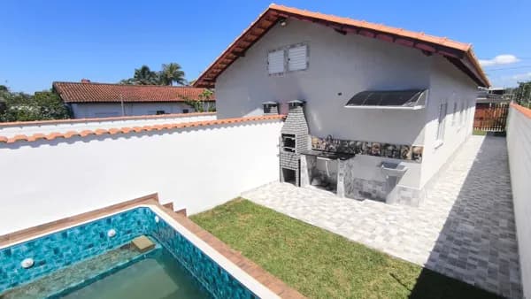 Casa com piscina em bairro residencial com comércio próximo à venda em Itanhaém/SP.
