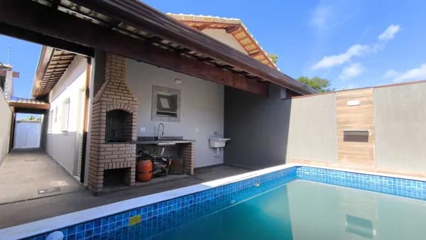 Casa nova com piscina à 300 metros da praia à venda em Itanhaém /SP