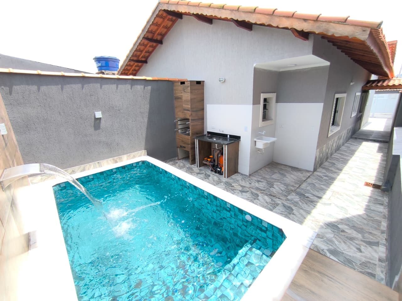 Casa com piscina em bairro residencial à 1000 metros do mar à venda em Itanhaém/SP.