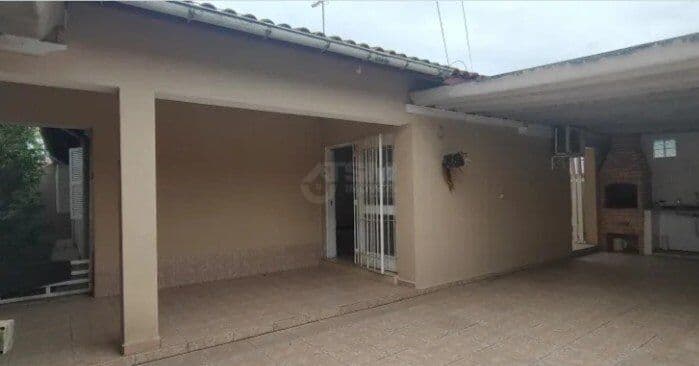 Casa à 300 metros do mar, bairro residencial, moradores fixos dos lados à venda em Itanhaém/SP.