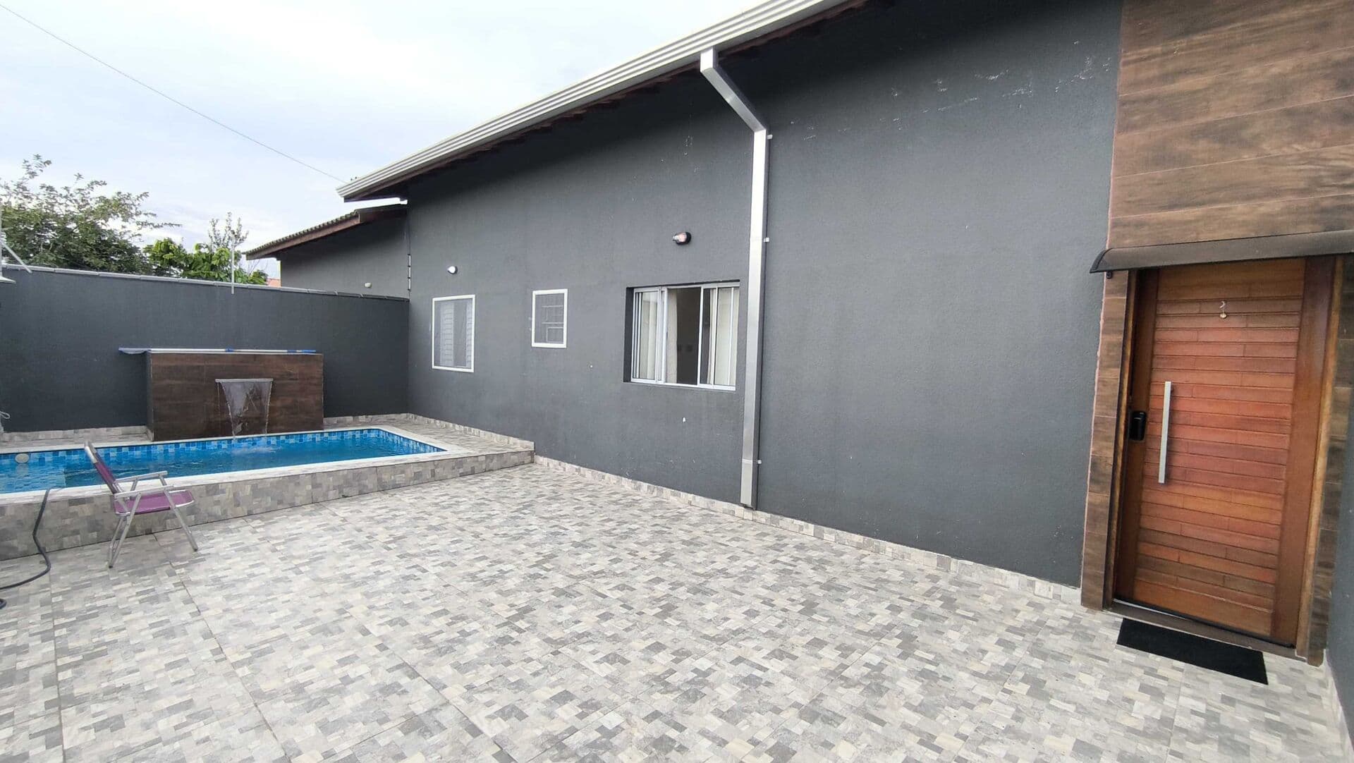 Imóvel com piscina à 1300 metros até a praia a venda em Itanhaém /SP
