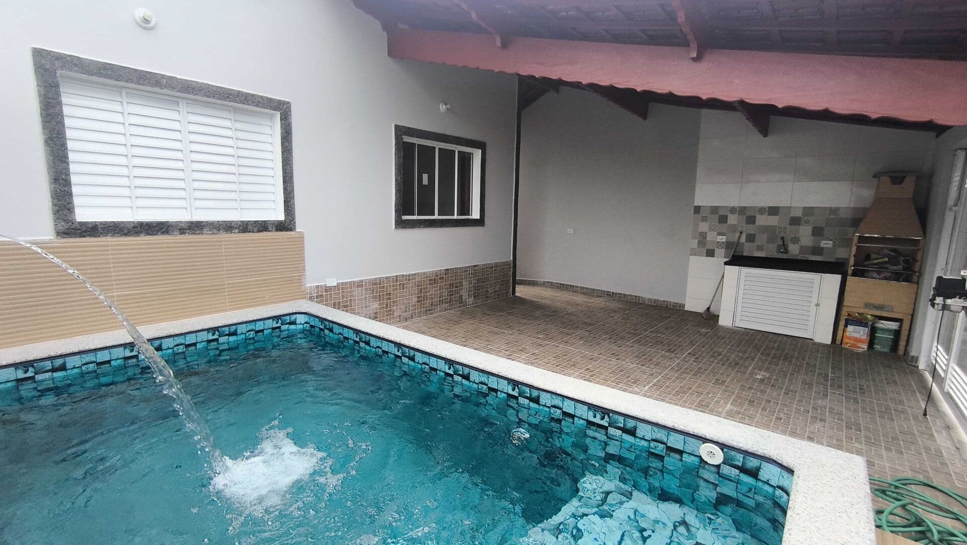Casa com piscina em bairro residencial à venda em Mongaguá/SP