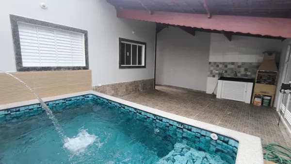 Casa com piscina em bairro residencial à venda em Mongaguá/SP