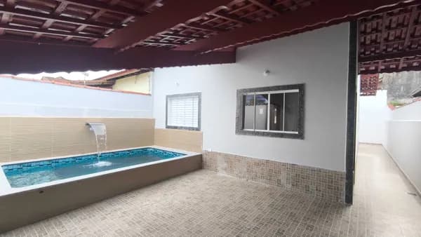 Casa com piscina em bairro residencial à venda em Mongaguá/SP