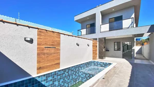 Sobrado com (02 suítes) , piscina à 450 metros do mar à venda em Itanhaém/SP.