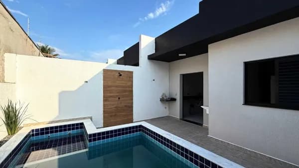 Casa em condomínio com 5 unidades, frente ao mar com piscinas individuais à venda em Itanhaém/SP.