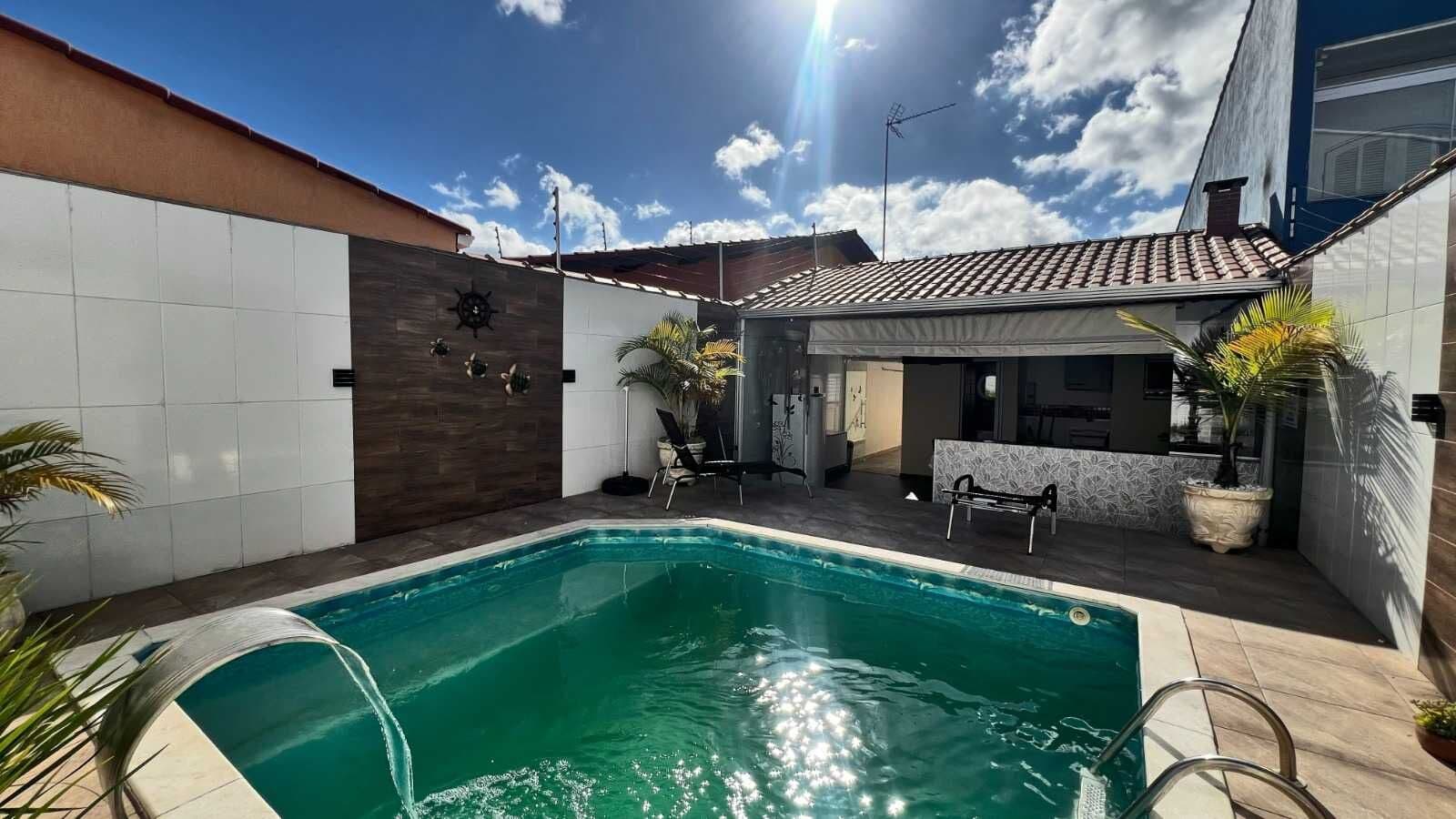 Casa c/ terreno grande, 3 dormitórios, piscina próximo a comércios à venda em Itanhaém/SP.