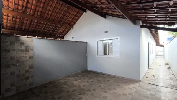 Casa com terreno 5 x 30, piscina em bairro residencial a venda em Mongaguá/SP.
