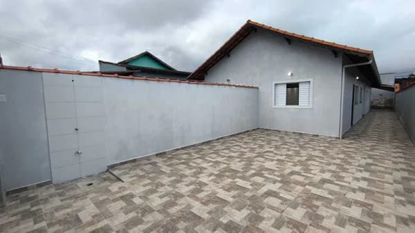 Casa com terreno 5,50 x 35, piscina em bairro residencial a venda em Mongaguá/SP.
