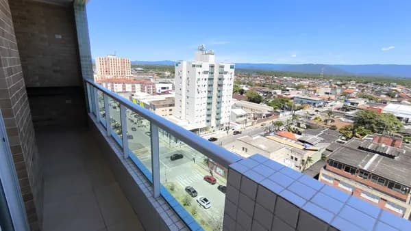 Apartamento na quadra do mar no centro da cidade de Itanhaém à venda.
