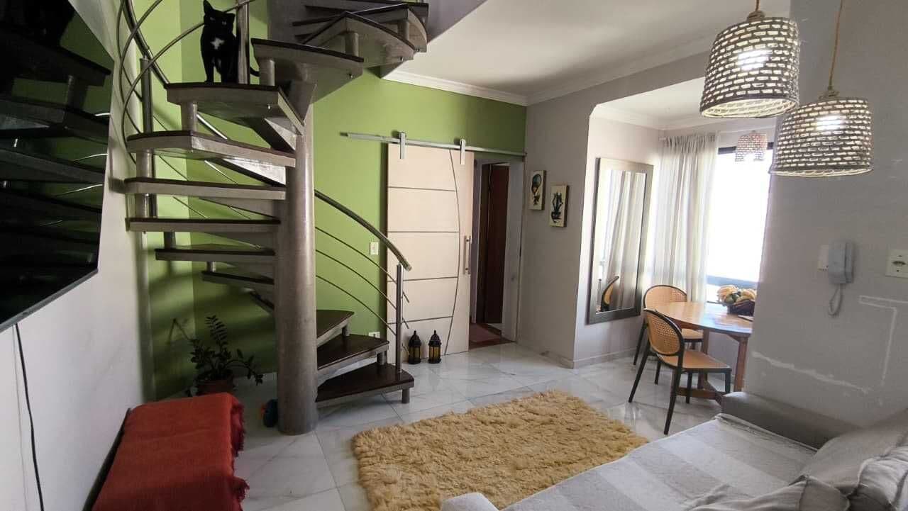 Apartamento na cobertura com 02 suítes em bairro residencial com forte presença de comércios á venda em Itanhaém/SP.