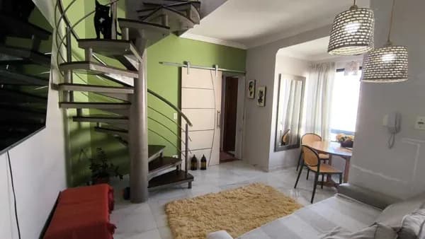 Apartamento na cobertura com 02 suítes em bairro residencial com forte presença de comércios á venda em Itanhaém/SP.