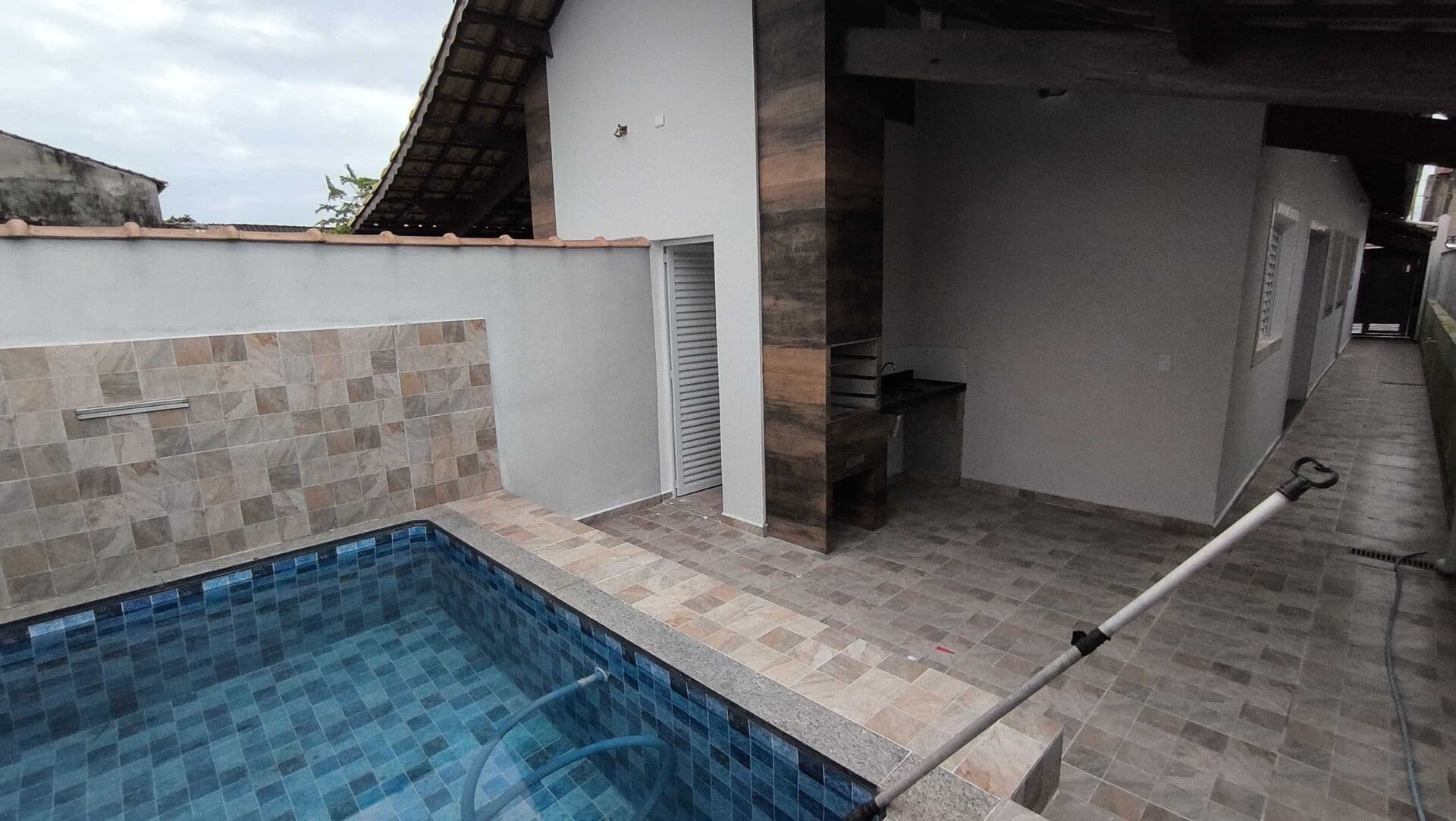 Casa com piscina em bairro residencial a venda em Mongaguá/SP.