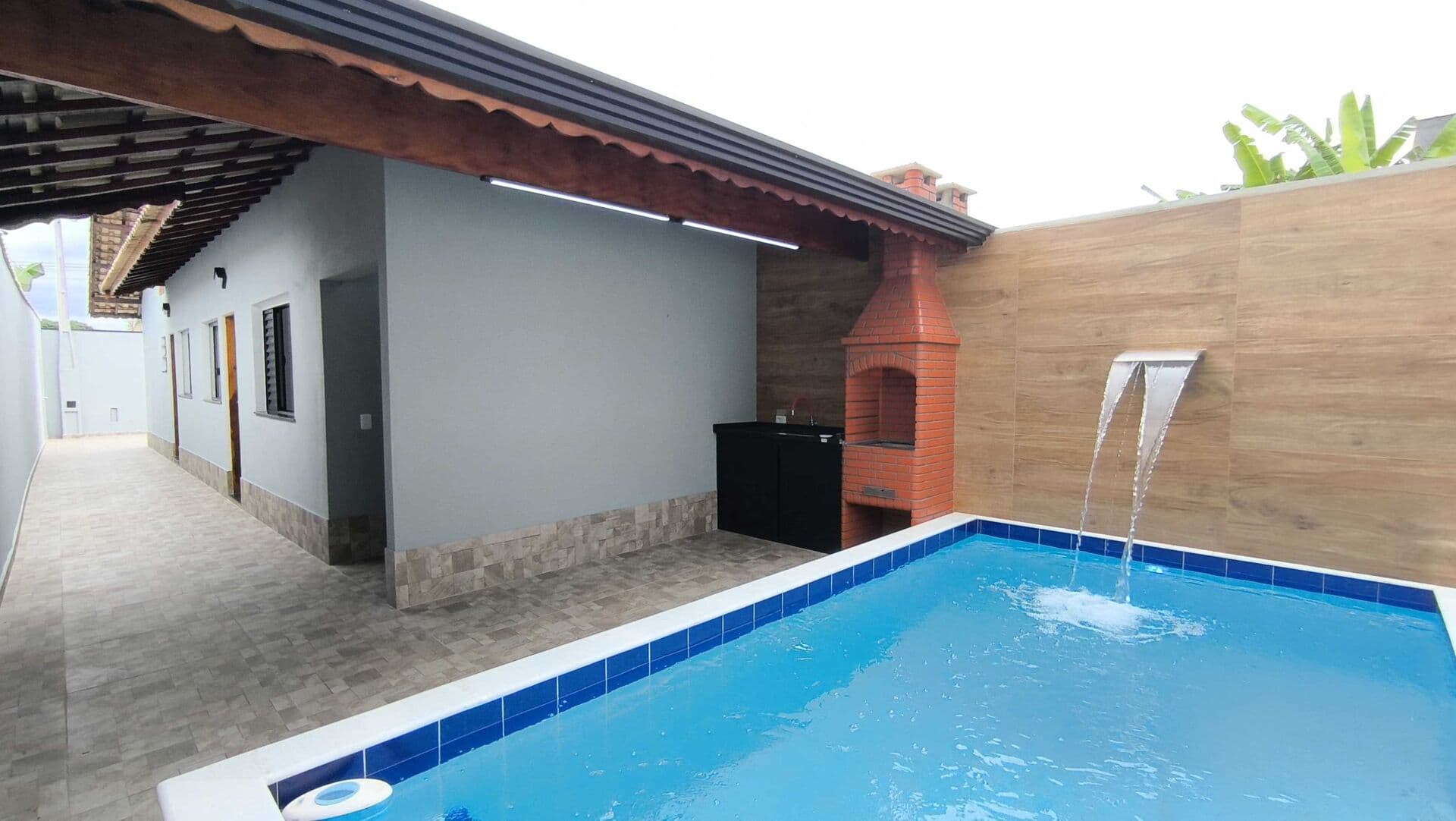 Casa em bairro residencial com piscina à 730 metros do mar à venda em Itanhaém/SP.