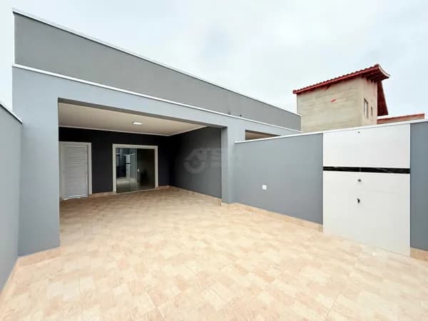 Casa com Terreno Amplo e Piscina – Mongaguá/SP.