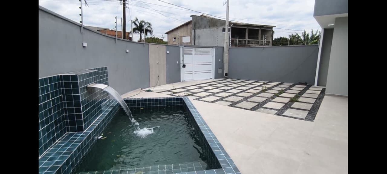 Casa com piscina em bairro residencial à venda em Itanhaém/SP.