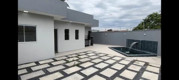 Casa com piscina em bairro residencial à venda em Itanhaém/SP.