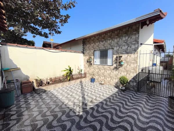 Casa com piscina em bairro residencial à venda em Mongaguá/SP.
