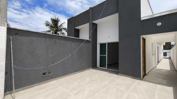 Casa lado praia com piscina à venda em Itanhaém/SP.