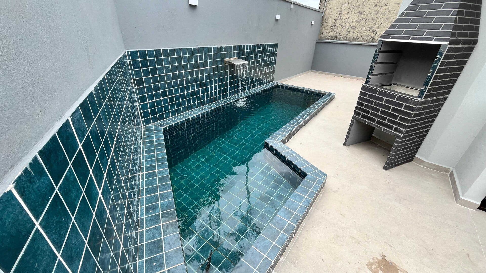 Casa com piscina em bairro residencial à 2800 metros do mar à venda em Itanhaém/SP.