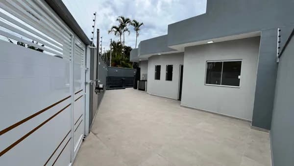 Casa com piscina em bairro residencial à 2800 metros do mar à venda em Itanhaém/SP.