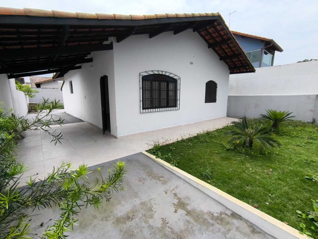 Casa em lote inteiro em bairro residencial à poucos minutos do centro da cidade à venda em Itanhaém/SP. À 1100 metros da praia.