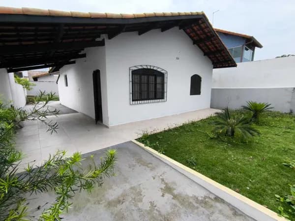 Casa em lote inteiro em bairro residencial à poucos minutos do centro da cidade à venda em Itanhaém/SP. À 1100 metros da praia.