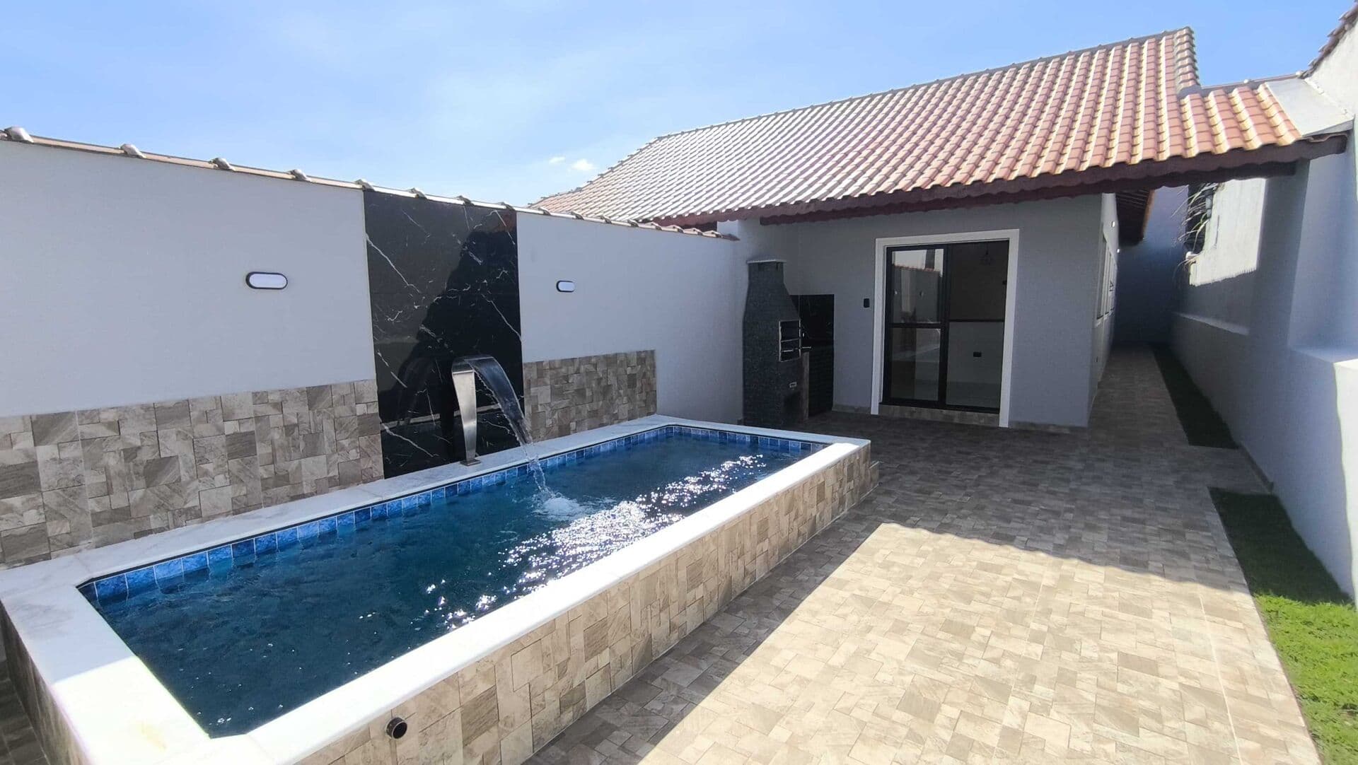 Casa com piscina em bairro residencial a venda em Itanhaém/SP.