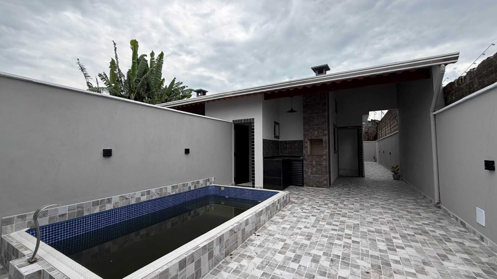 Casa em bairro residencial com piscina à 650 metros do mar à venda em Itanhaém/SP.