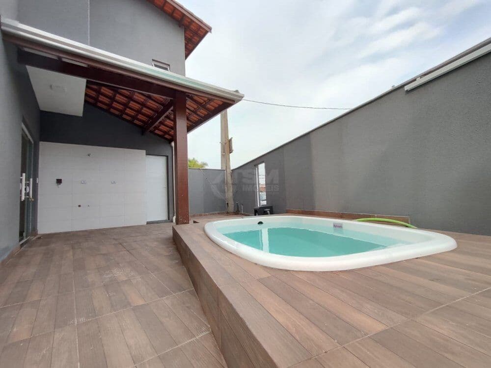 Casa sobreposta térrea à 100 metros do mar à venda em Itanhaém/SP.