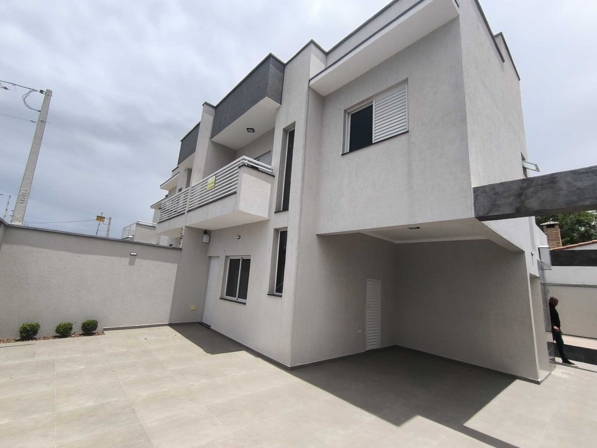 Sobrado com 03 dormitórios (01 suíte) , piscina e próximo ao mar à venda em Itanhaém/SP.