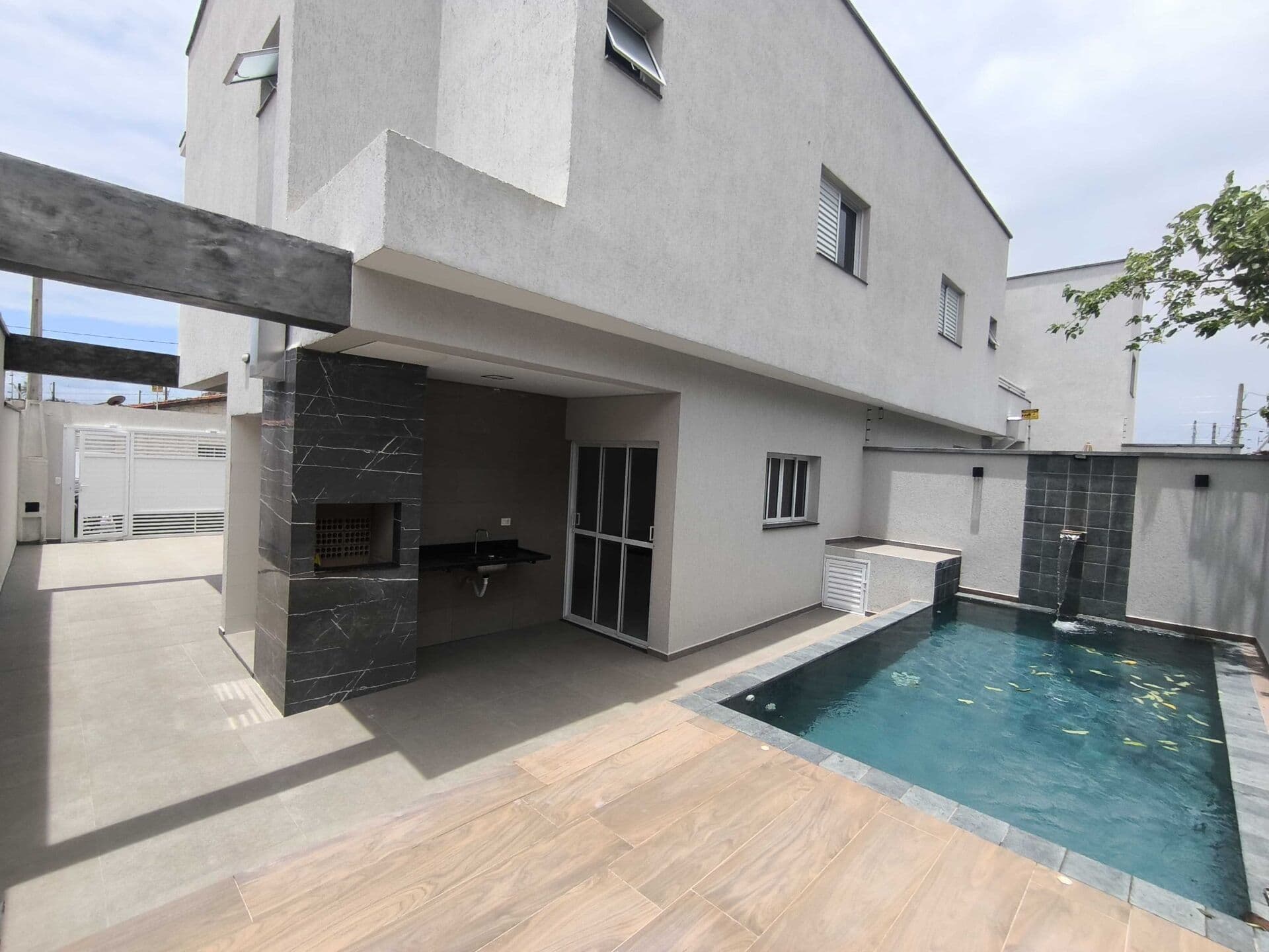 Sobrado com 03 dormitórios (01 suíte) , piscina e próximo ao mar à venda em Itanhaém/SP.