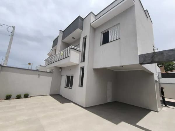 Sobrado com 03 dormitórios (01 suíte) , piscina e próximo ao mar à venda em Itanhaém/SP.
