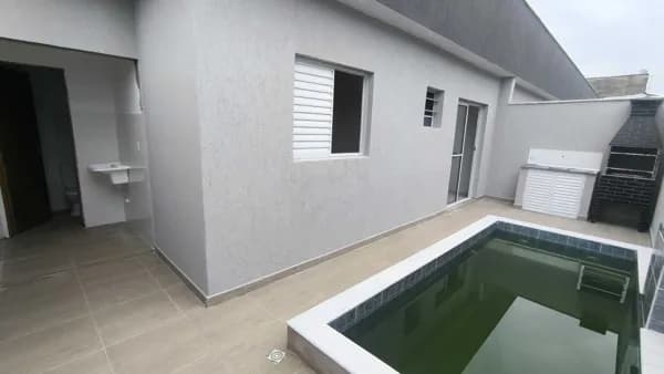 Casas em condomínio á 560 metros com piscinas individuais à venda em Itanhaém/SP.