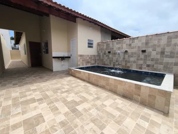 Casa em bairro residencial com piscina à venda em Itanhaém/SP.