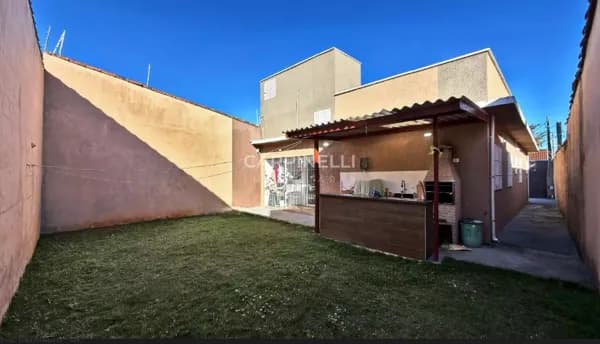 Casa com quintal gramado á 240 metros do mar à venda em Itanhaém/SP.