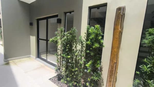 Condomínio residencial de sobrados com piscinas individuais à venda em Itanhaém/SP.