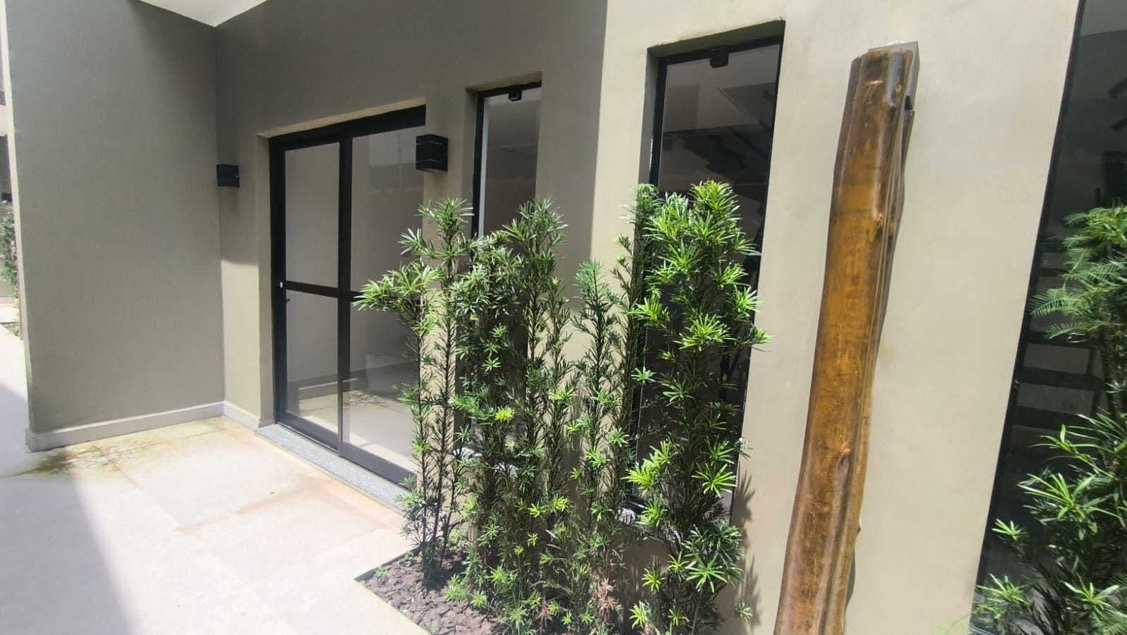 Condomínio residencial de sobrados com piscinas individuais à venda em Itanhaém/SP.