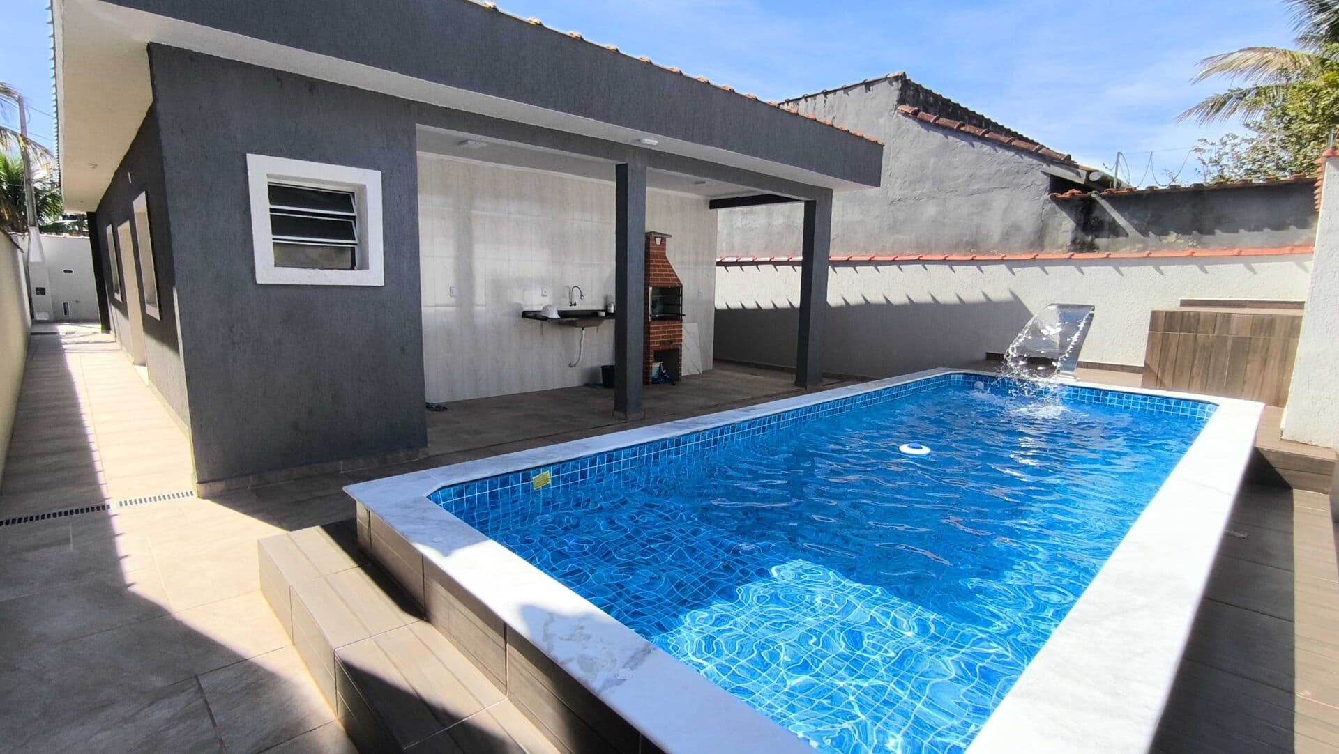 Casa em lote inteiro confortável e espaçosa próximo ao mar à venda em Itanhaém/SP.