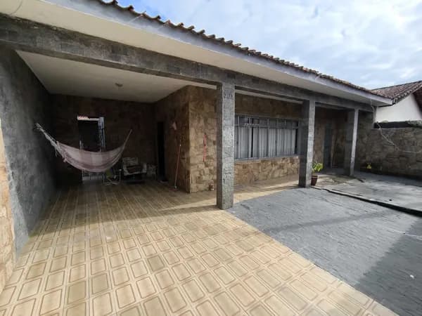 Casa em lote inteiro confortável e espaçosa próximo ao mar e centro da cidade à venda em Itanhaém/SP.