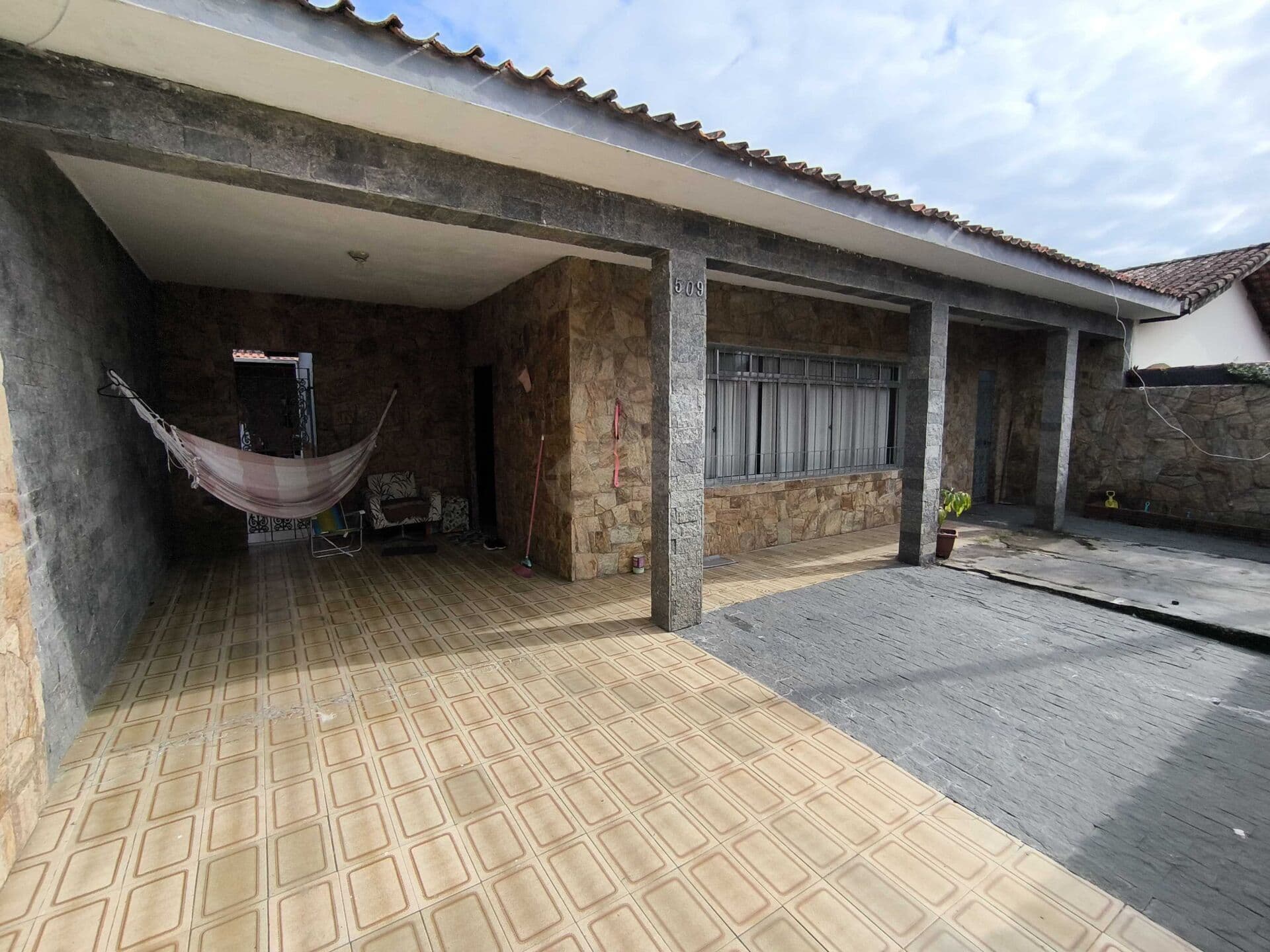 Casa em lote inteiro confortável e espaçosa próximo ao mar e centro da cidade à venda em Itanhaém/SP.