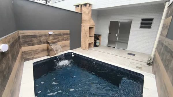 Condomínio residencial com 12 sobrados com piscinas individuais frente mar à venda em Itanhaém/SP.