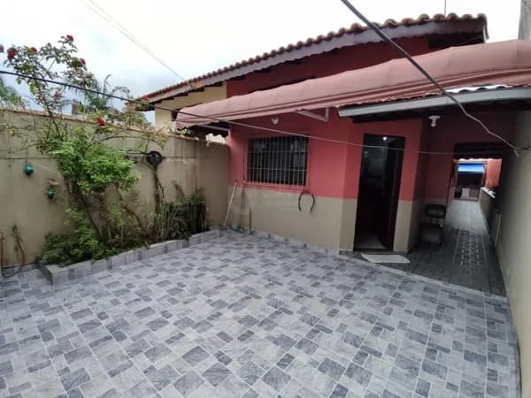 Casa com edícula nos fundos com boa localização, próximo ao centro da cidade à venda em Itanhaém/SP.