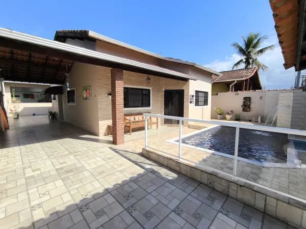 Casa semi - mobiliada em lote inteiro confortável e espaçosa próximo ao mar à venda em Itanhaém/SP.