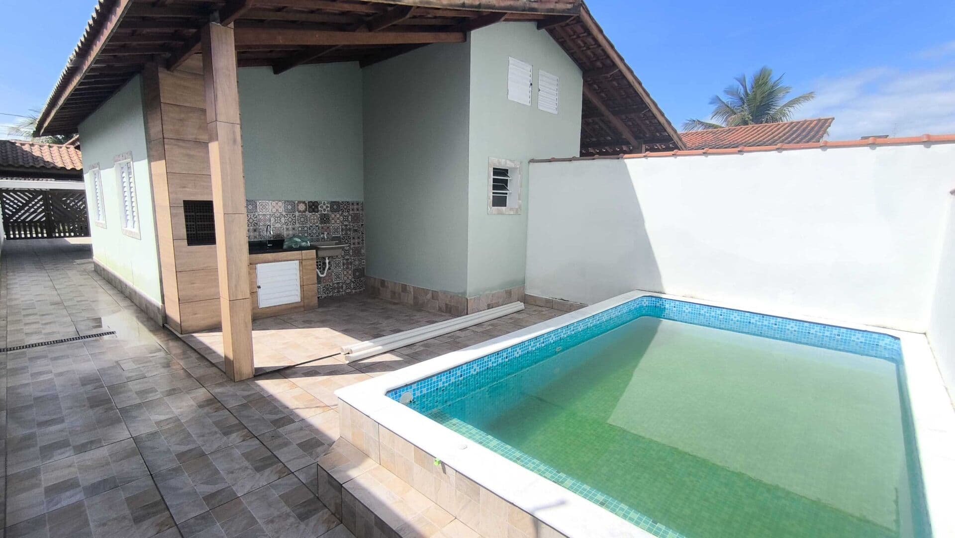 Imóvel com piscina lado praia à venda em Itanhaém/SP.