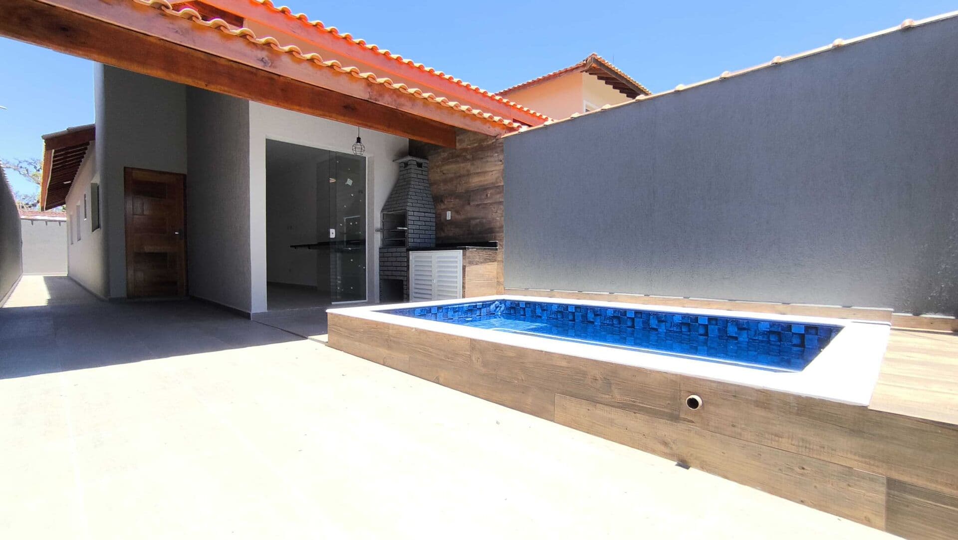 Casa em bairro residencial com piscina à 600 metros do mar à venda em Itanhaém/SP. Pode ser financiada no MINHA CASA MINHA VIDA.