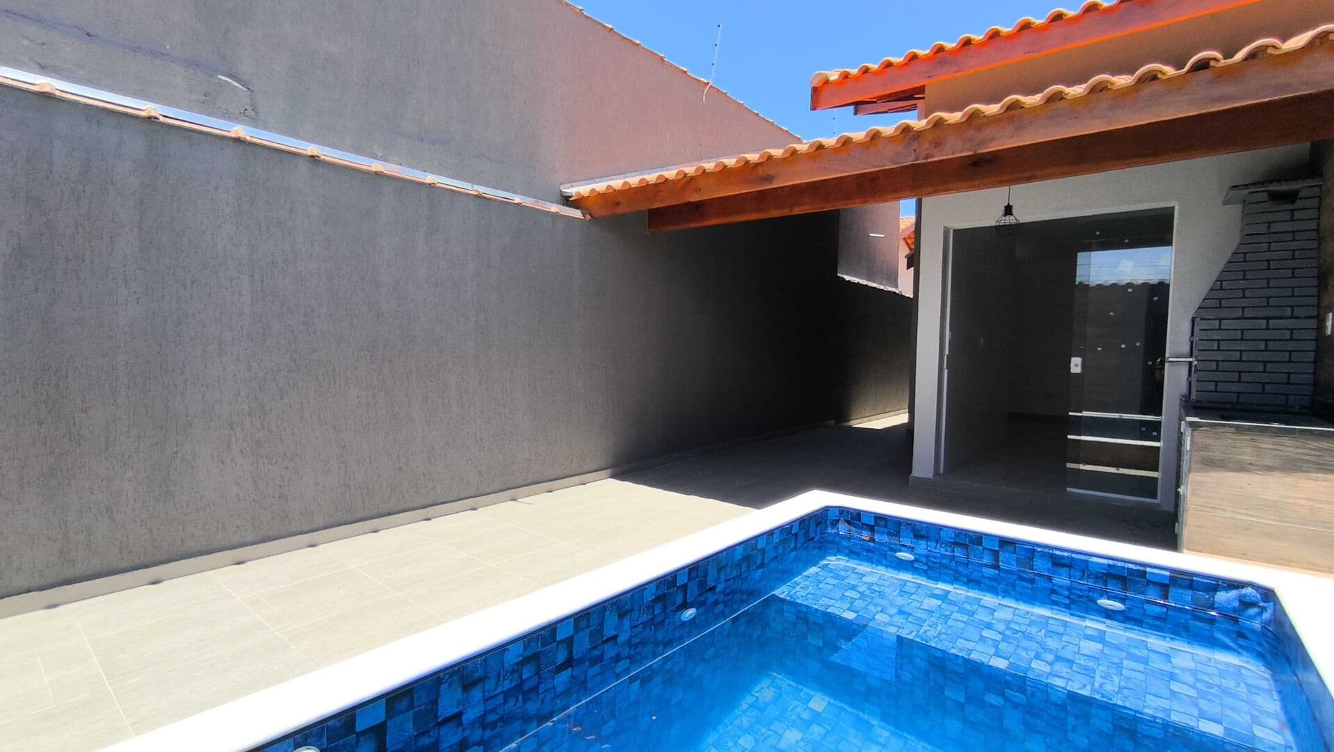 Casa em bairro residencial com piscina à 600 metros do mar à venda em Itanhaém/SP. Pode ser financiada no MINHA CASA MINHA VIDA.