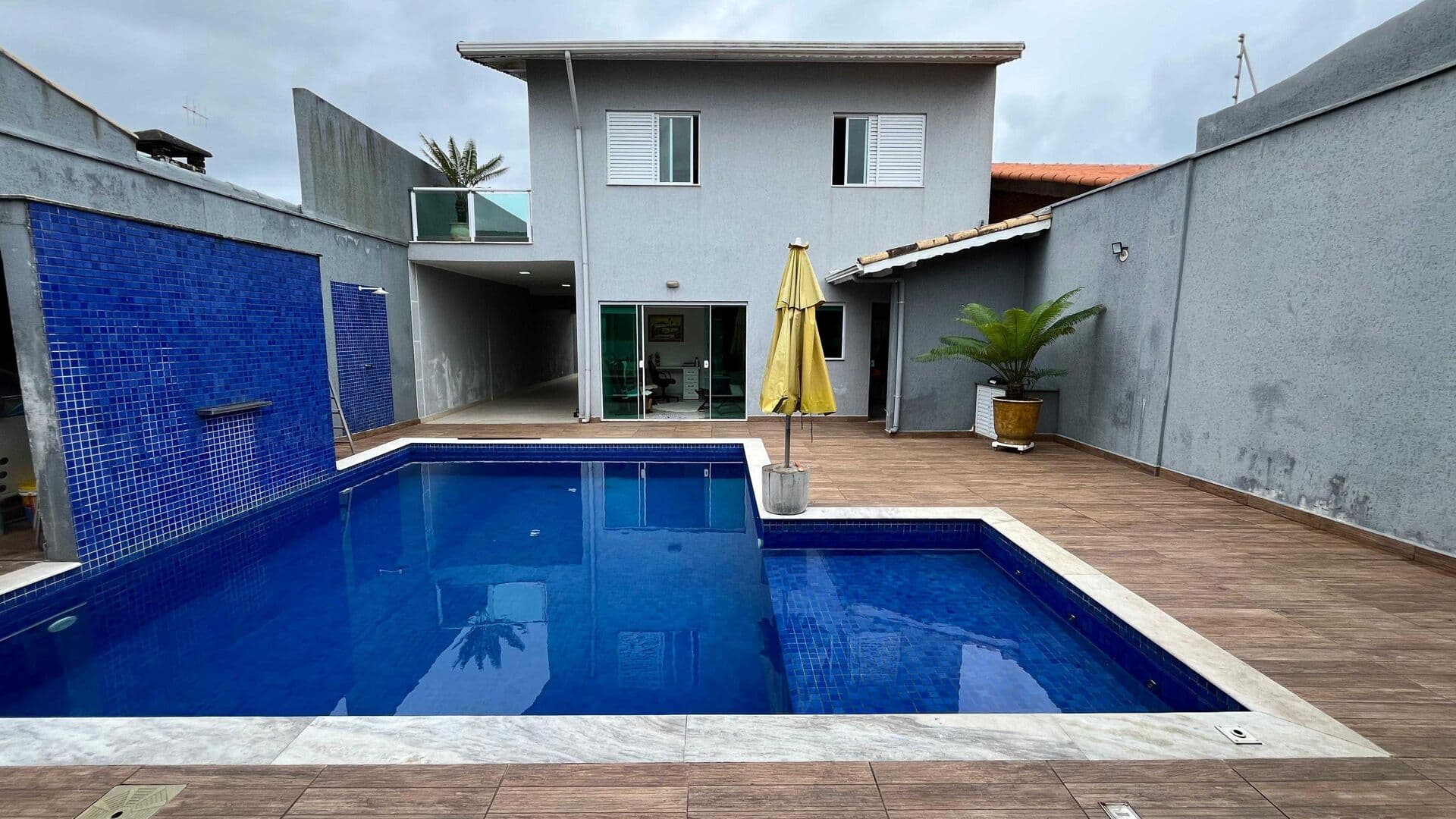 Sobrado amplo com 5 dormitórios (suítes) e piscina grande à 150 metros do mar - Ideal para viver ou investir à venda em Itanhaém/SP.